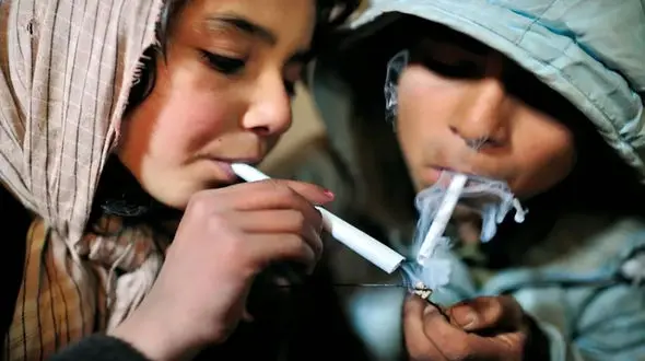 ترک اعتیاد دختربچه در 11 سالگی زیر سایه اعتیاد والدین ! / اردشیر گراوند: آسیب های اجتماعی چسبندگی دارند / با اعتیاد یکی از اعضای خانواده، احتمال معتاد شدن سایرین بالاتر می رود