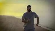 فیلم تمرینات سخت حسن یزدانی در ساحل دریای خزر