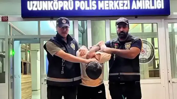 فیلم دستگیری عامل حمله مسلحانه در کافه چکمکوی / شخصیت ورزشی معروف، کشته شد