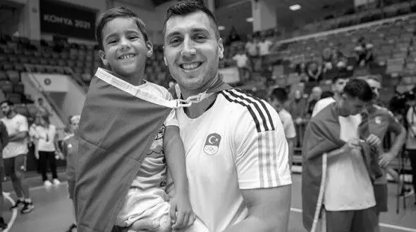 پیکر بی جان کاپیتان تیم ملی هندبال ترکیه زیر آوار زلزله