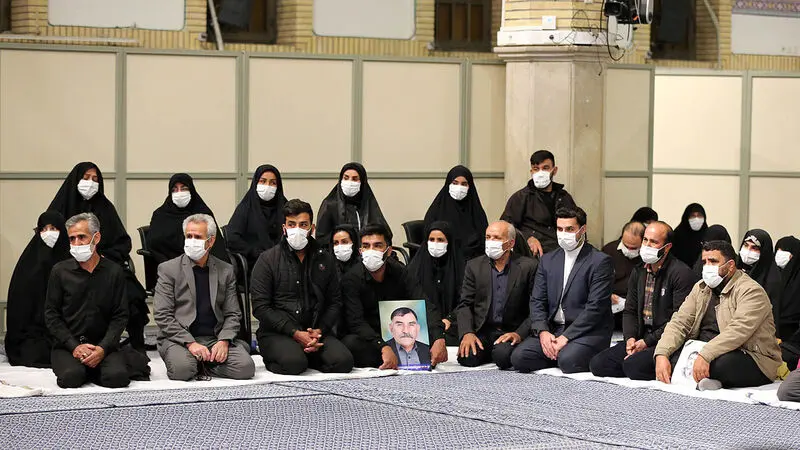 آیت الله خامنه ای رهبر انقلاب اسلامی در دیدار خانواده‌های شهدای حادثه تروریستی حرم مطهر شاهچراغ