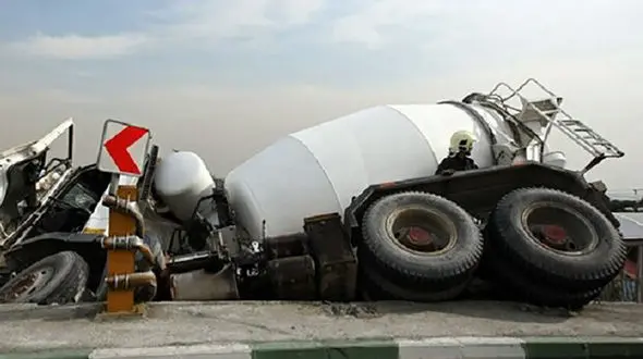 ببینید / لحظه دلخراش واژگونی میکسر بتن روی سقف خودروی شاسی بلند!