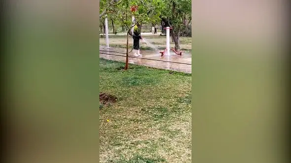 آبیاری دستگاه های ورزشی در پارک های تهران ! / مدیر عامل سازمان بوستان ها واکنش نشان داد + فیلم