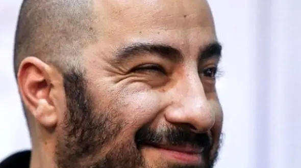 پاسخ جنجالی نوید محمدزاده به مجری درباره آرایش و مدل موهایش وسط سالن/از فحشی که میدید خیلی خوشم میاد! +فیلم