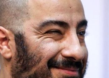 پاسخ جنجالی نوید محمدزاده به مجری درباره آرایش و مدل موهایش وسط سالن/از فحشی که میدید خیلی خوشم میاد! +فیلم
