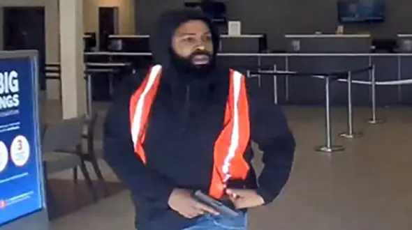 مرد جوان مادرش را در بانک به گلوله بست تا پولهایش را بگیرد +فیلم / آمریکا