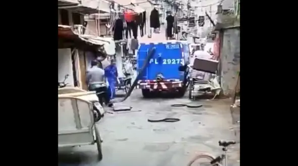 خارج شدن شیلنگ تخلیه فاضلاب از چاه ، محله ای را به گند کشید !+ فیلم