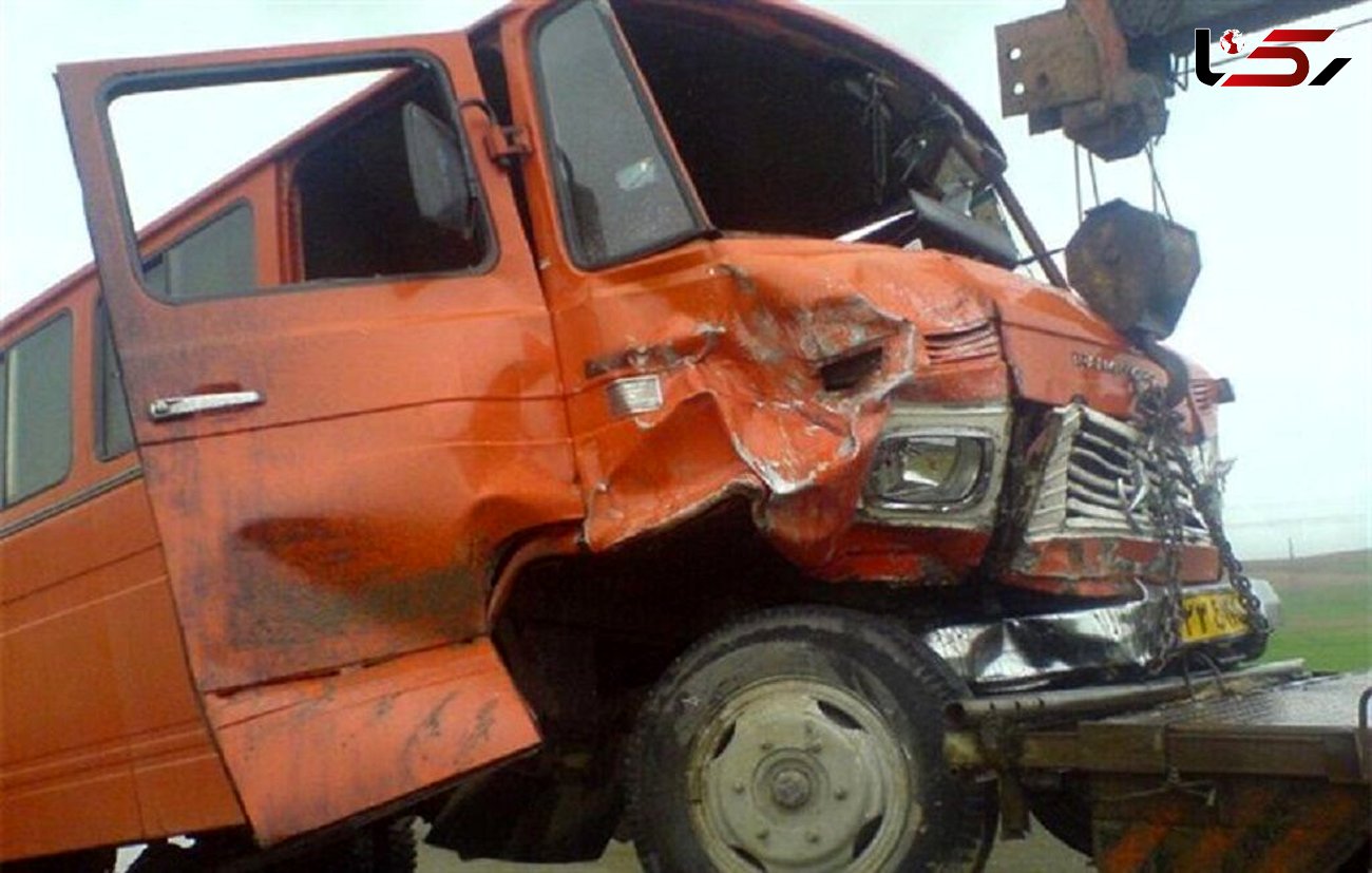 مرگ دردناک راننده پژو در تصادف با مینی بوس / در همدان رخ داد