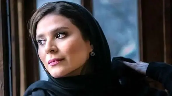 یادی کنیم از استایل شیک و مجلسی سحر دولت‌شاهی در خارج از کشور با لباس مشکی حاشیه طلایی و اکسسوری‌هایی به سبک ایران باستان