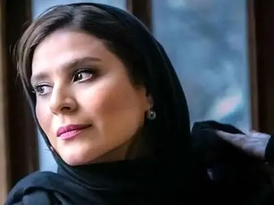 یادی کنیم از استایل شیک و مجلسی سحر دولت‌شاهی در خارج از کشور با لباس مشکی حاشیه طلایی و اکسسوری‌هایی به سبک ایران باستان