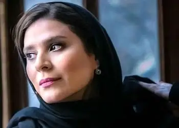 یادی کنیم از استایل شیک و مجلسی سحر دولت‌شاهی در خارج از کشور با لباس مشکی حاشیه طلایی و اکسسوری‌هایی به سبک ایران باستان