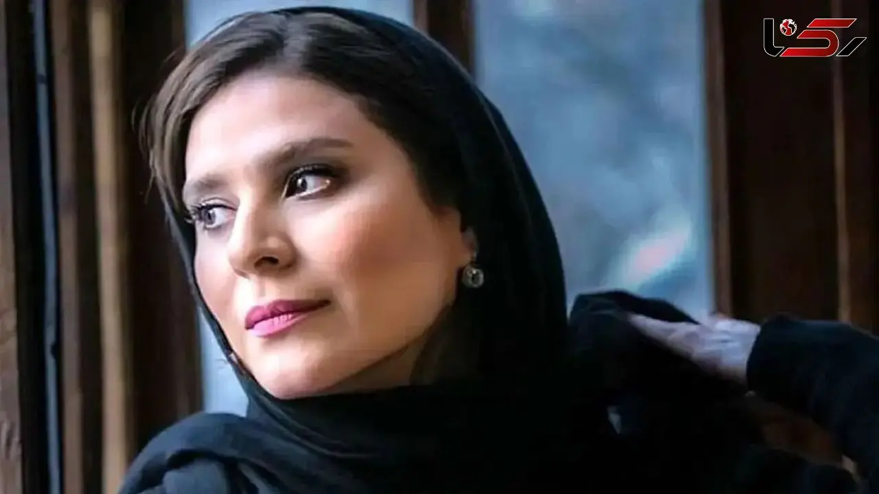 یادی کنیم از استایل شیک و مجلسی سحر دولت‌شاهی در خارج از کشور با لباس مشکی حاشیه طلایی و اکسسوری‌هایی به سبک ایران باستان