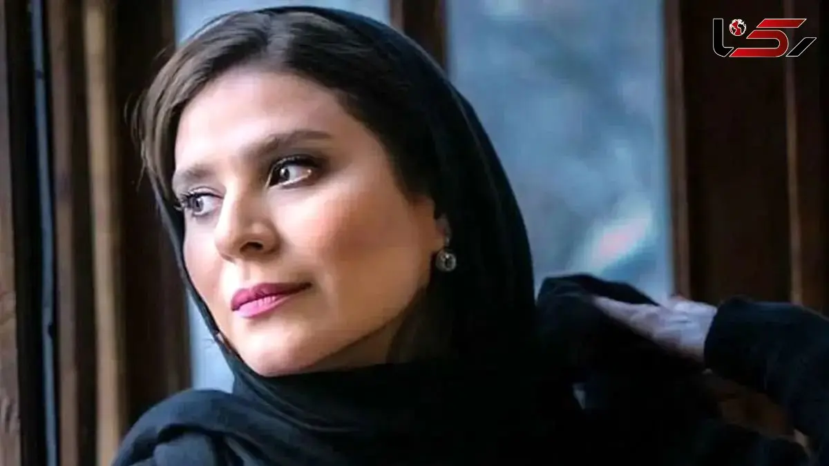 یادی کنیم از استایل شیک و مجلسی سحر دولت‌شاهی در خارج از کشور با لباس مشکی حاشیه طلایی و اکسسوری‌هایی به سبک ایران باستان