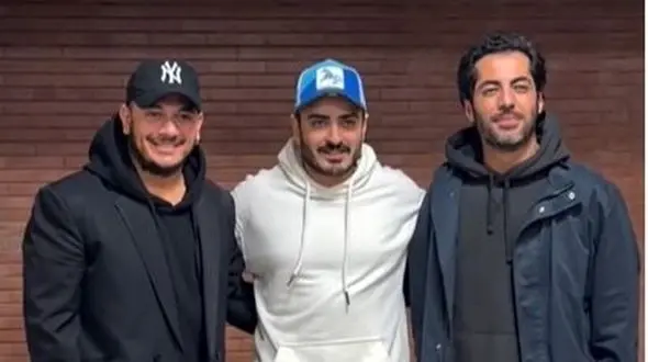 فیلم / نگاهی به استایل نوید پورفرج با پدر و مادرش در نمایش کلکسیونر / چه پدر و مادر جذابی ...