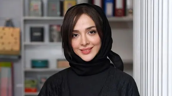 استایل بحث برانگیز المیرا دهقانی با شلوارک و لگ!/ این دیگر چه ترکیب عجیبی بود خانم؟!!!