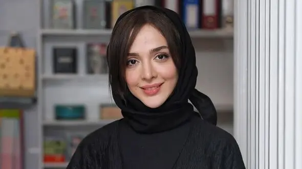 استایل بحث برانگیز المیرا دهقانی با شلوارک و لگ!/ این دیگر چه ترکیب عجیبی بود خانم؟!!!
