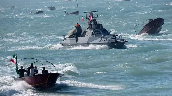 رهگیری قایق های تندرو آمریکایی توسط شناورهای سپاه + فیلم و عکس