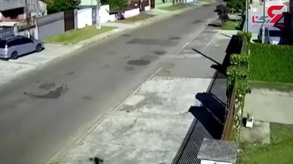 پرواز دزد ناشی ماشین/ این دزد از دست پلیس فرار می کرد + فیلم