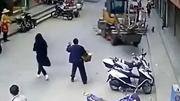 لحظه له شدن فجیع زن جوان زیر چراخ های تراکتور + فیلم