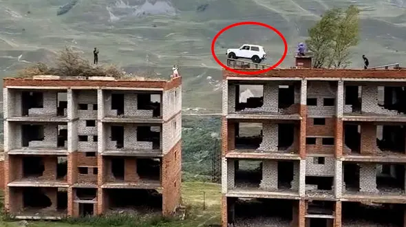 فیلم هیجان انگیز از پرش خودرو از روی ساختمان/ ناموفق بود و مچاله شد