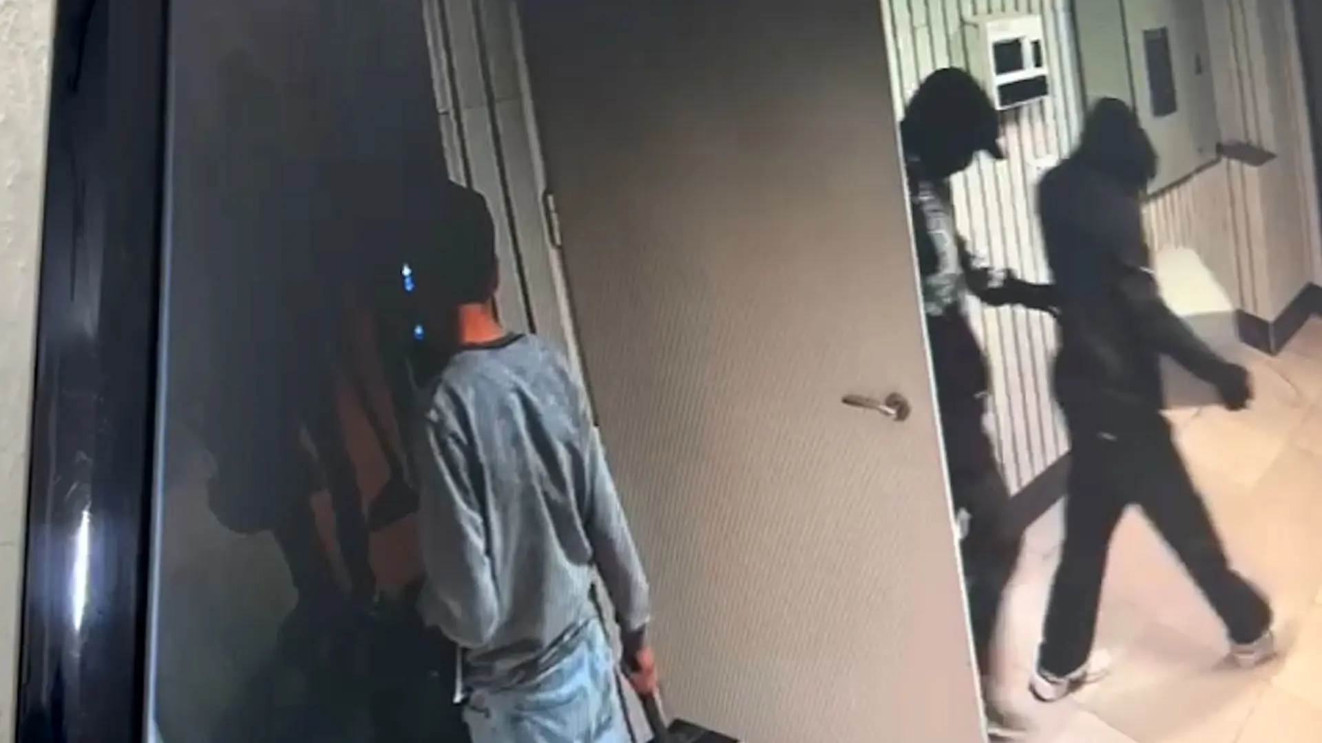 فیلم سرقت 10 میلیاردی در 35 دقیقه / باند حرفه‌ای با «شاه‌کلید» خانه را خالی کرد