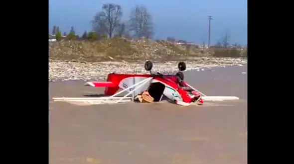 فیلم سقوط هواپیما در رودخانه چالوس محدوده ساحل فرج‌آباد !