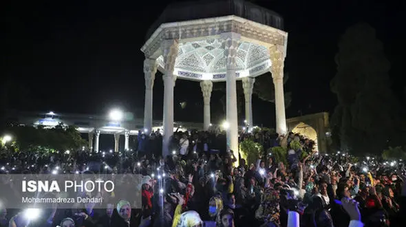 شکسته شدن شیشه‌های محافظ آرامگاه حافظ در زمان سال تحویل + جزییات