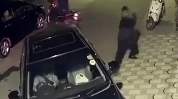 سرقت های زیر 5 ثانیه! هیچگاه وسایل مهم تان را در ماشین نگذارید!+فیلم