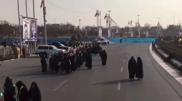 حضور یکپارچه و منظم دانش آموزان دختر در راهپیمایی 22 بهمن 96 + فیلم