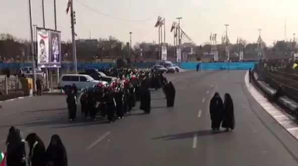 حضور یکپارچه و منظم دانش آموزان دختر در راهپیمایی 22 بهمن 96 + فیلم