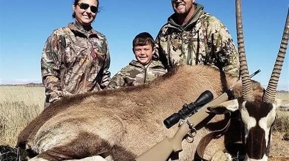 خانم شکارچی کودکش را برای شکار به آفریقا برد +تصاویر
