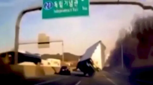 تسلط و مهارت شگفت انگیز راننده کامیون ها در جاده + فیلم