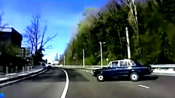 تصادف وحشتناک ۳ خودرو در یک خیابان + فیلم