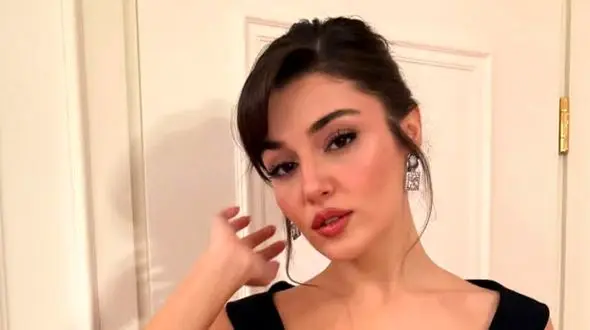 بازیگر مشهور ترک بار دیگر با پیراهن شیکش جلب توجه کرد