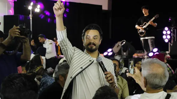 شب‌های روشن کهریزک با درخشش هنرمندان/ وسط همه شلوغی ها برای لبخند تو وقت دارم + فیلم