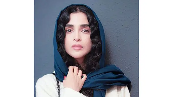 عکسی جالب از الهه حصاری بین گل ها + عکس 