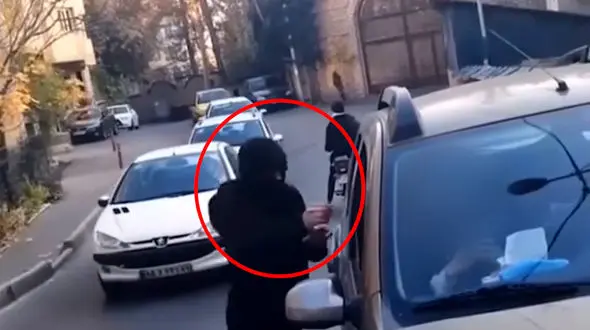 فیلم عجیب از صحنه موبایل قاپی دختر جوان در خودروی شاسی بلند + عکس