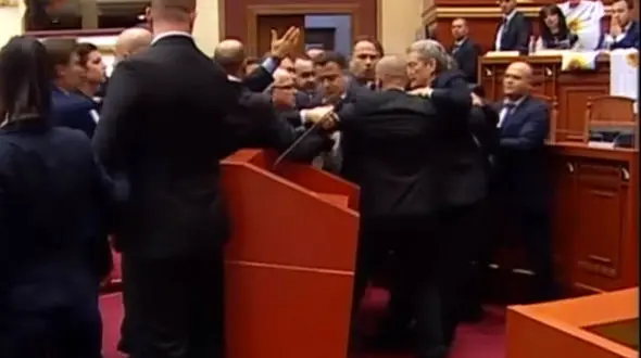 درگیری شدید در مجلس / با گاز اشک آور نمایندگان را از هم جدا کردند+فیلم