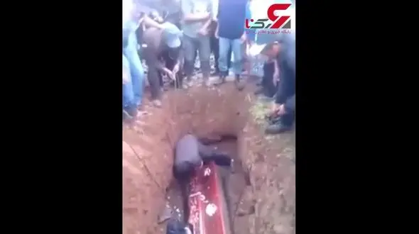 اشتباه عجیب در دفن جسد داخل قبرستان+فیلم