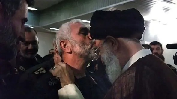 دستخط رهبری و شهید نصرالله در قرآن اهدایی به خانواده شهید همدانی منتشر شد