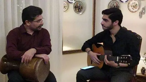 فیلم/ کلکسیون آلات موسیقی در منزل هنری امیرحسین مدرس، ایناروس سریال یوسف پیامبر/ از سه تار و تنبک تا گیتار و.../ نگم براتون از دکوراسیون جذاب خونه اش