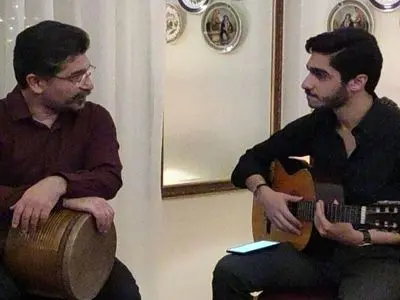 فیلم/ کلکسیون آلات موسیقی در منزل هنری امیرحسین مدرس، ایناروس سریال یوسف پیامبر/ از سه تار و تنبک تا گیتار و.../ نگم براتون از دکوراسیون جذاب خونه اش