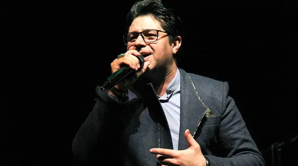 ناسزاهای ناموسی به خواننده تلویزیونی ! حجت اشرف‌زاده : به خدا با صدا و سیما قطع رابطه دارم !