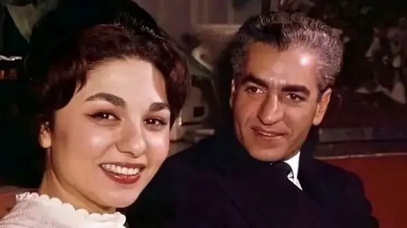 عکس / سفر به ایام قدیم   / نحوه آشنایی شاه پهلوی با فرح دیبا / از عکس کارت عروسی تا لباس عروس و حضور در حرم امام رضا (ع) ... سال 1337