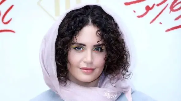 ترکیب اصالت و اشرافی گری در دکوراسیون منزل دوبلکس و اتاق خواب شاهانه الناز شاکردوست/ کتابخونه پر، مبلمان سلطنتی، فرش ایرانی،لوستر بلوری اعیانی و...