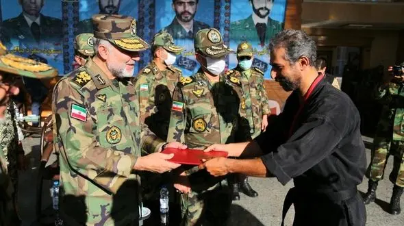 ناک اوت زورگیر خشن توسط پسررزمی کار