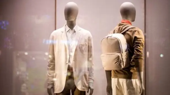 مردی برای سرقت از یک مغازه، پشت ویترین آن «مانکن» شد! + عکس