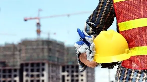 ببینید / لحظه ترسناک زمین خوردن یک کارگر چند ثانیه قبل از ریزش دیوار/  فرار میلیمتری از مرگ! + فیلم