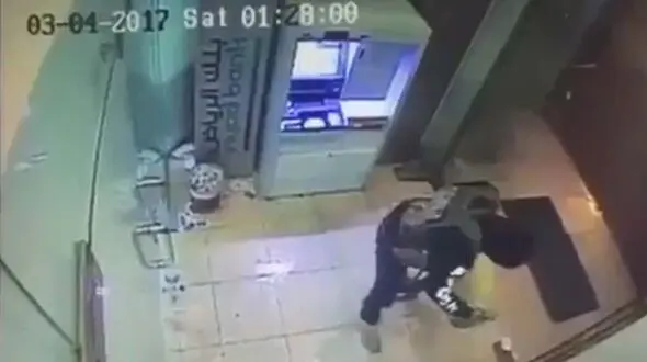 فیلم لحظه آتش زدن دستگاه خودپرداز بانک