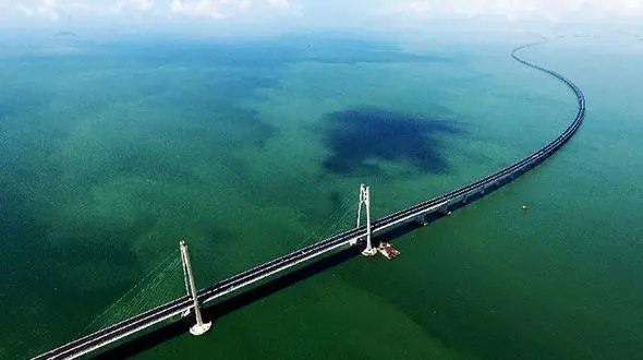 لحظه بلعیده شدن یک بزرگراه توسط دریا + فیلم